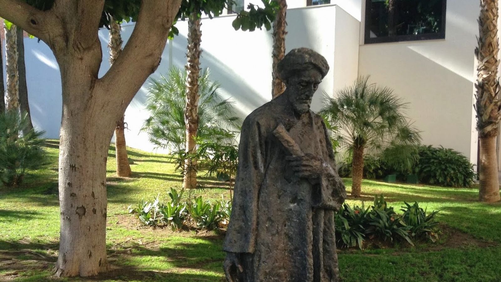 Estatua de Salomón Ibn Gabirol en Málaga