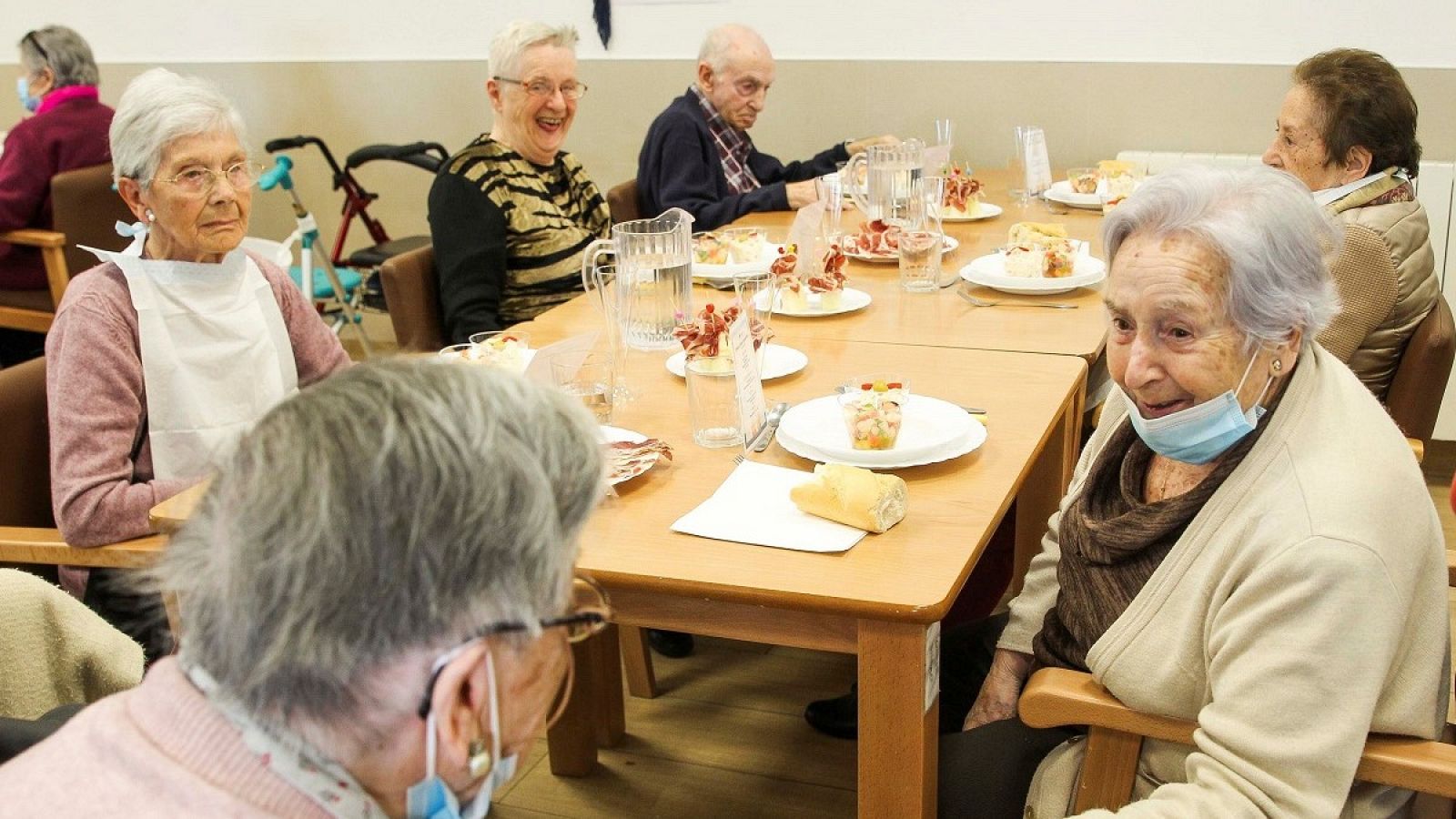 Dos mujeres se saludan al reencontrarse este lunes en la Residencia Elorduy, en Barrika (Bizkaia).