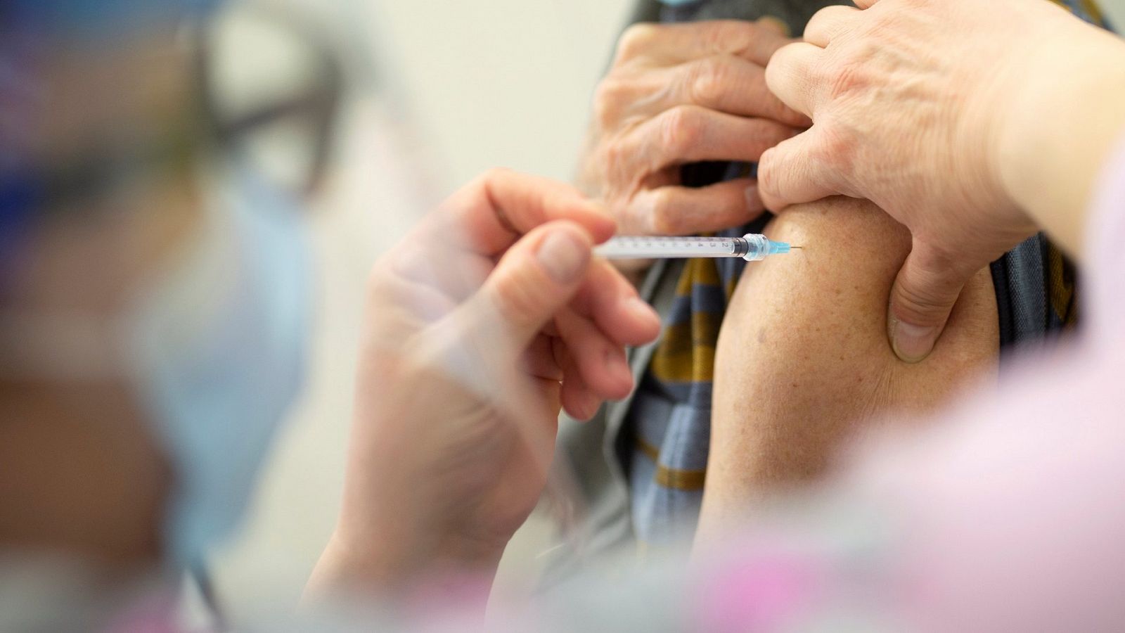Una persona mayor recibe una vacuna contra el coronavirus