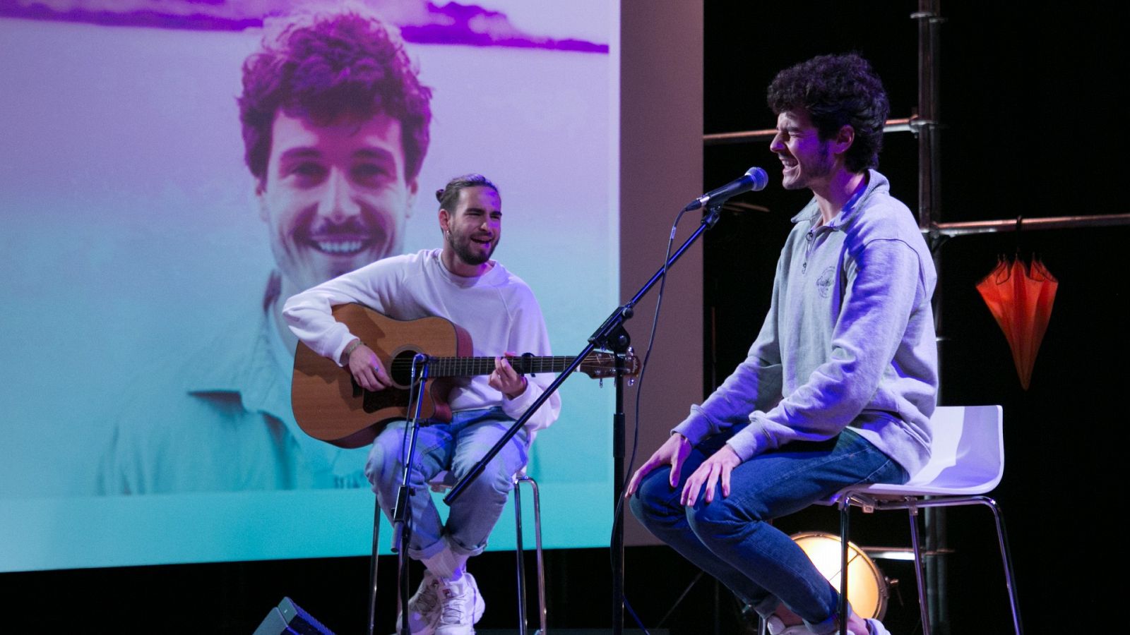 Miki Núñez actuant al plató del programa 'Punts de vista'+