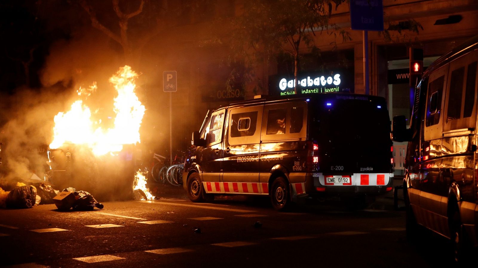 Furgones de los Mossos d'Esquadra durante los disturbios