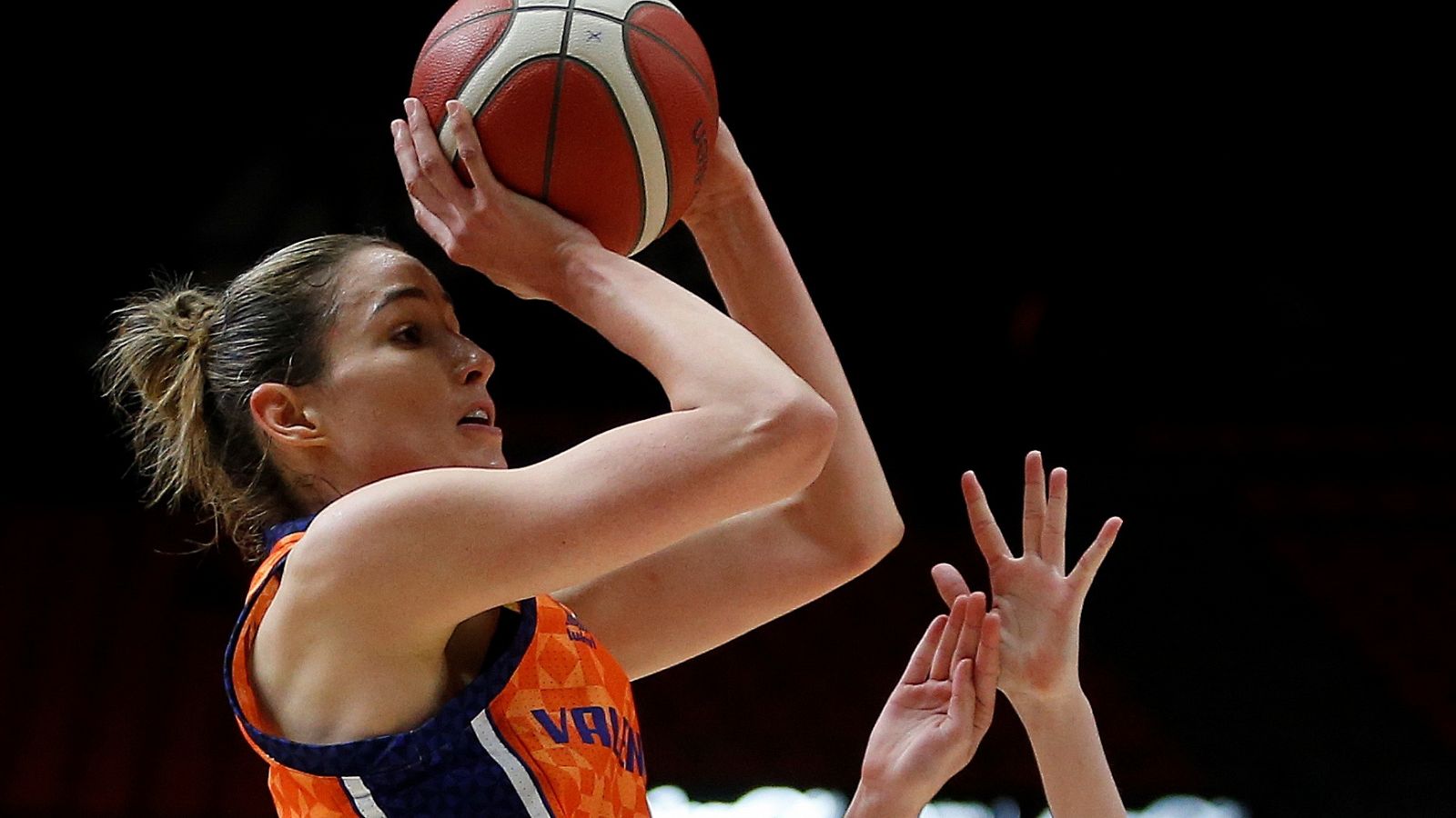 La jugadora del Valencia Basket Rebeca Allen, en un partido de la Eurocopa femenina.