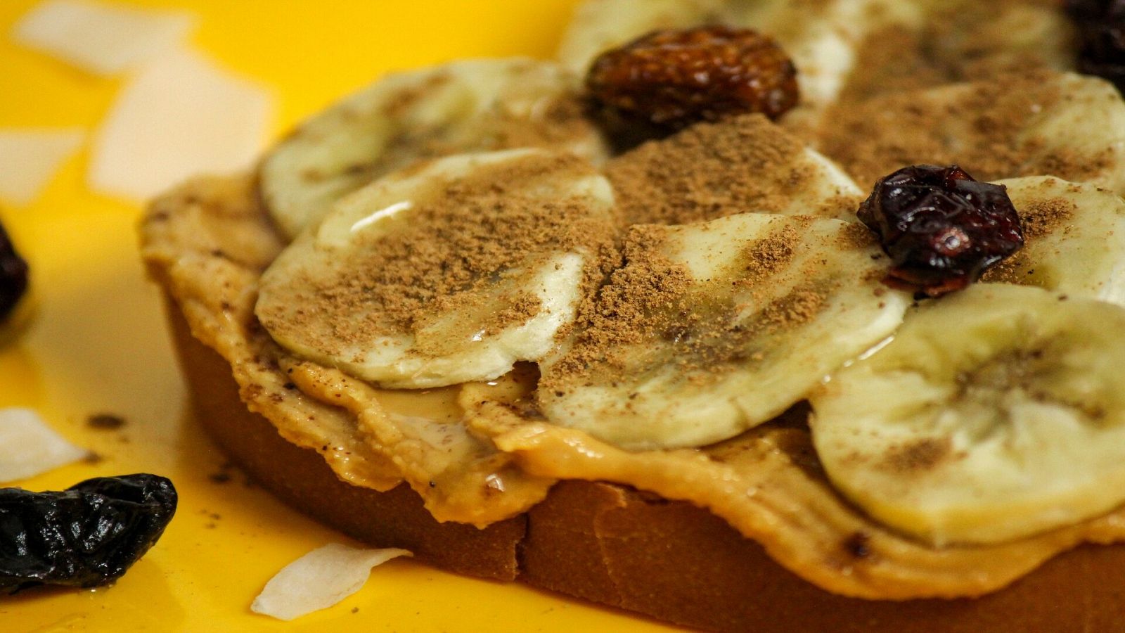 Tostada de mantequilla de cacahuete y frutas