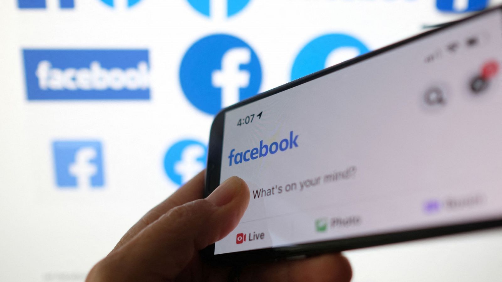 Una persona consulta la aplicación de Facebook en un teléfono en Los Ángeles, el 1 de marzo de 2021.