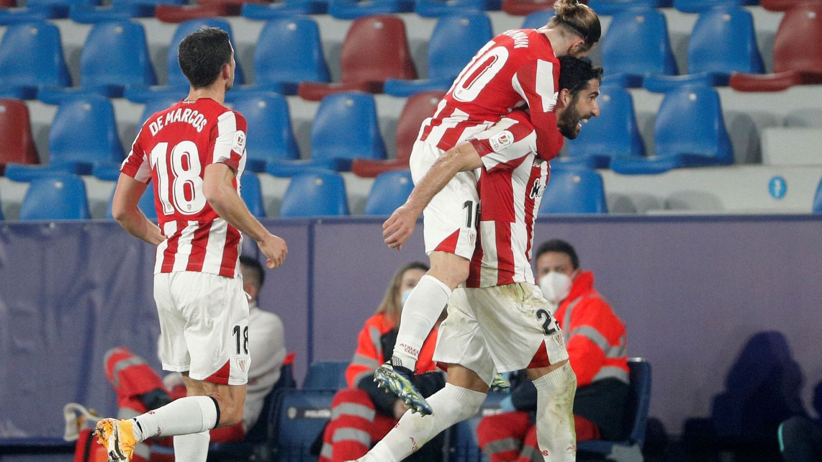 Raúl García (d) carga a cuestas con Muniain para celebrar su gol ante el Levante,