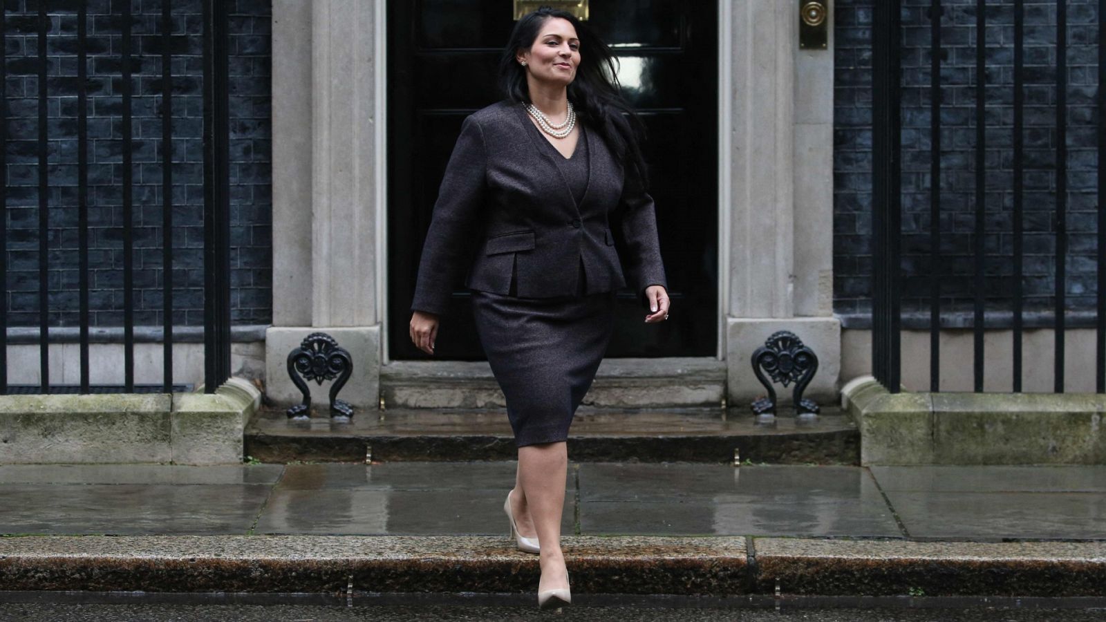 Priti Patel abandona el número 10 de Downing Street en el centro de Londres el 13 de febrero de 2020 después de ser confirmada en su puesto por Boris Johnson