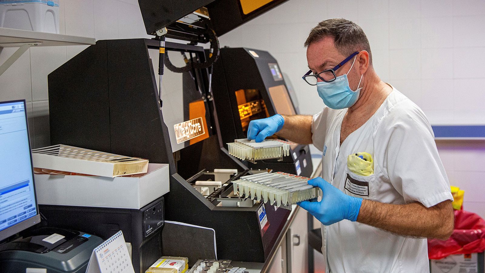 Un técnico de laboratorio de microbiología, supervisando pruebas PCR.