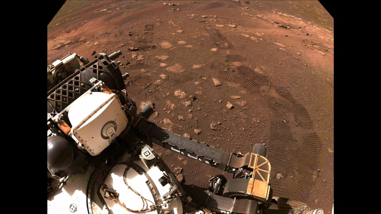 Imagen publicada por la NASA del rover Perseverance recorriendo sus primeros metros en la superficie de Marte el 4 de marzo de 2021.