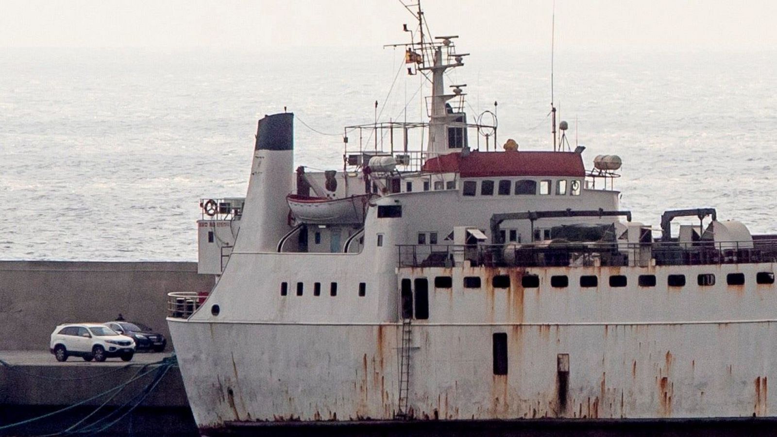 El buque Karim Allah, con una carga de 895 terneros atracado en el puerto de Escombreras en Cartagena.
