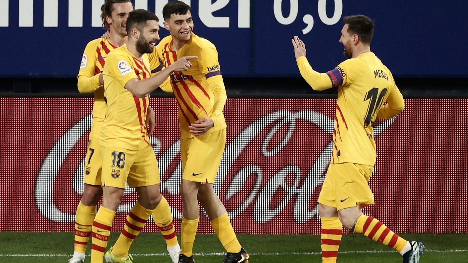 El lateral del FC Barcelona Jordi Alba (2-i) celebra con sus compañeros tras marcar ante Osasuna.