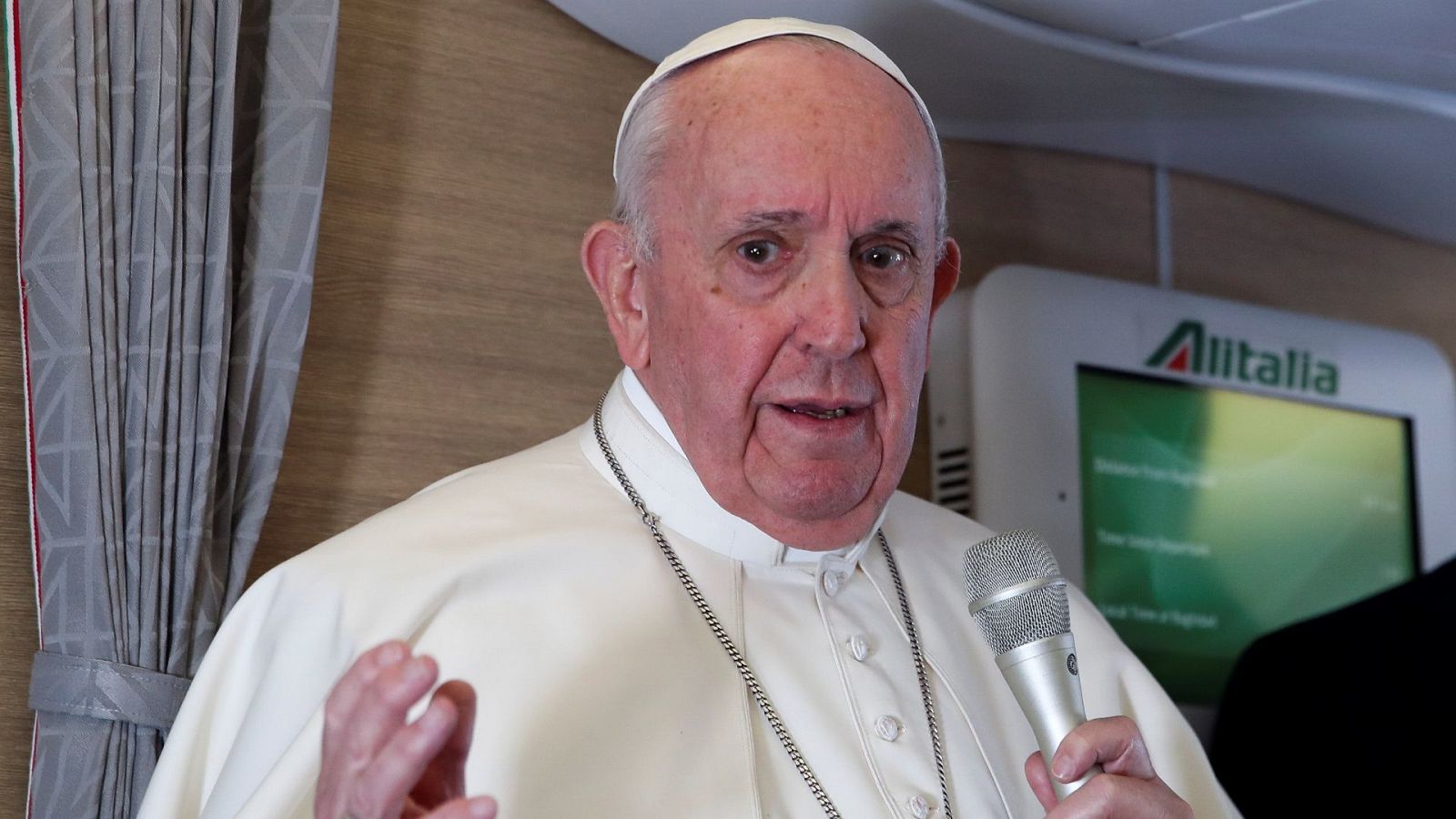 El papa Francisco da una rueda de prensa a bordo del avión papal en su vuelo de regreso tras su visita a Irak