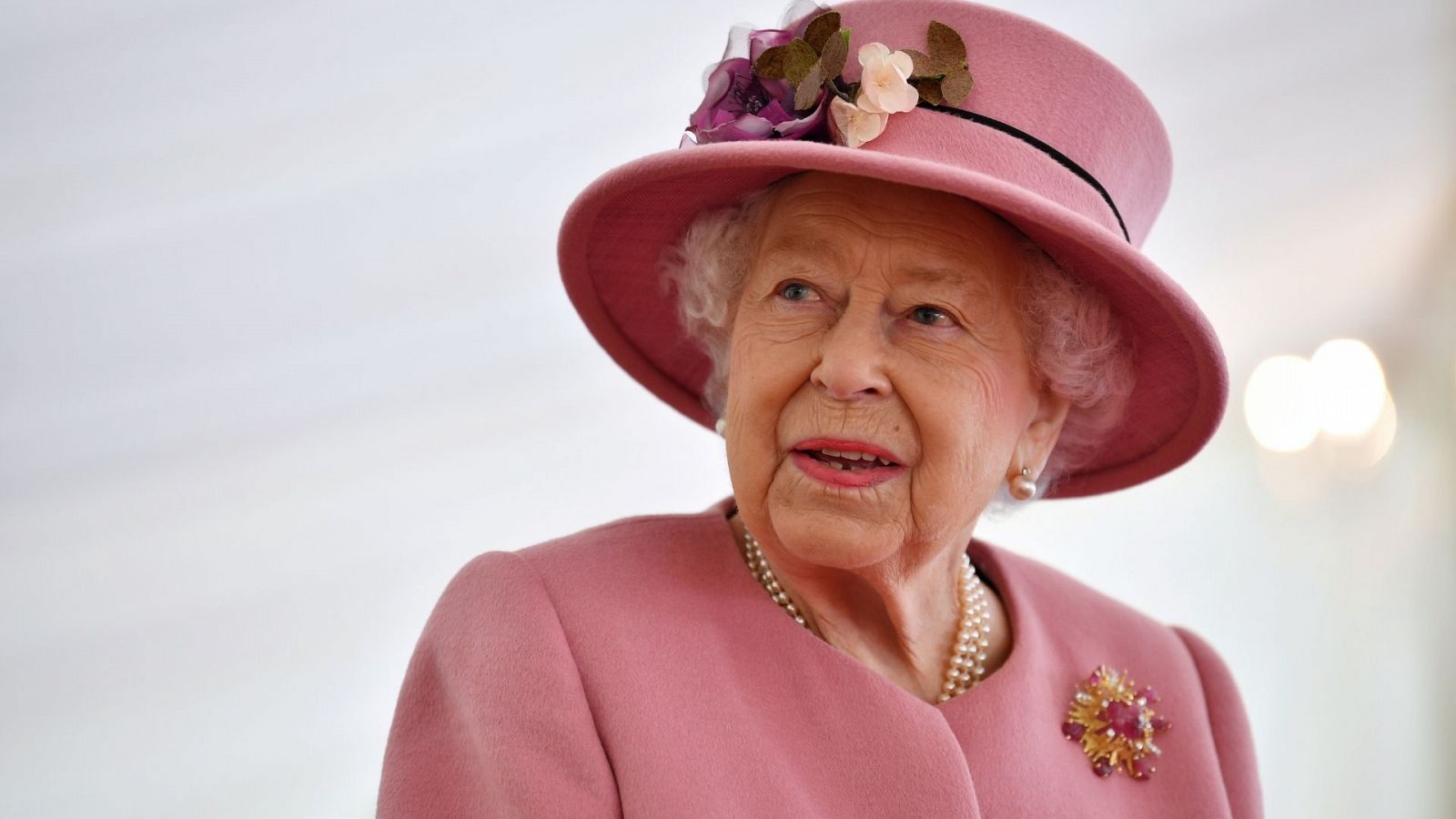 La reina Isabel II de Reino Unido vestida de rosa al completo