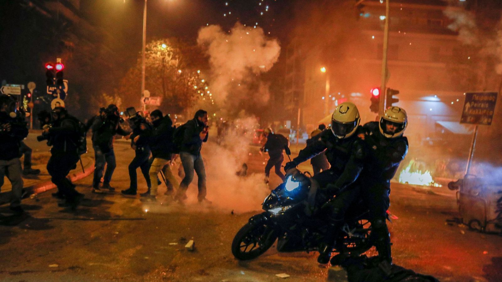 Dos agentes de policía en una moto durante una manifestación contra la violencia policial en Atenas