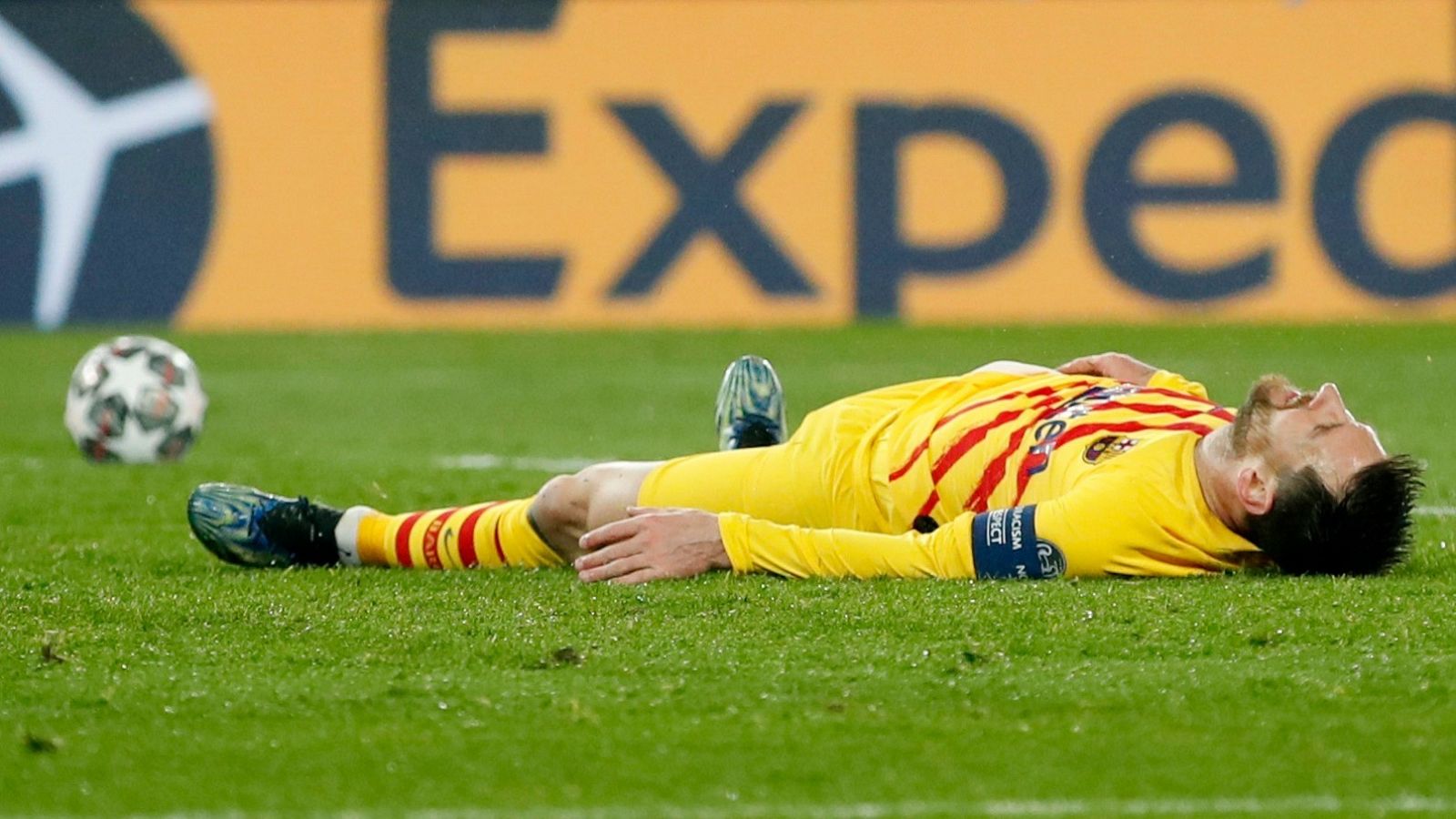  El jugador del FC Barcelona, Leo Messi, se lamenta tras fallar un penalti
