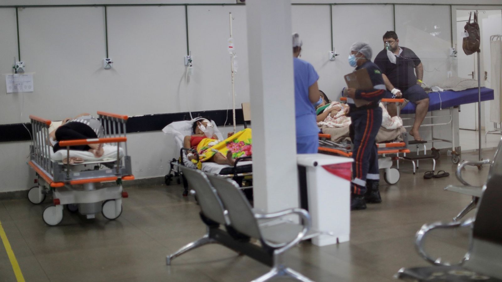 Los pacientes de COVID-19 son atendidos en un área que fue improvisada para albergar a más pacientes en el Hospital público HRAN en Brasilia, Brasil.