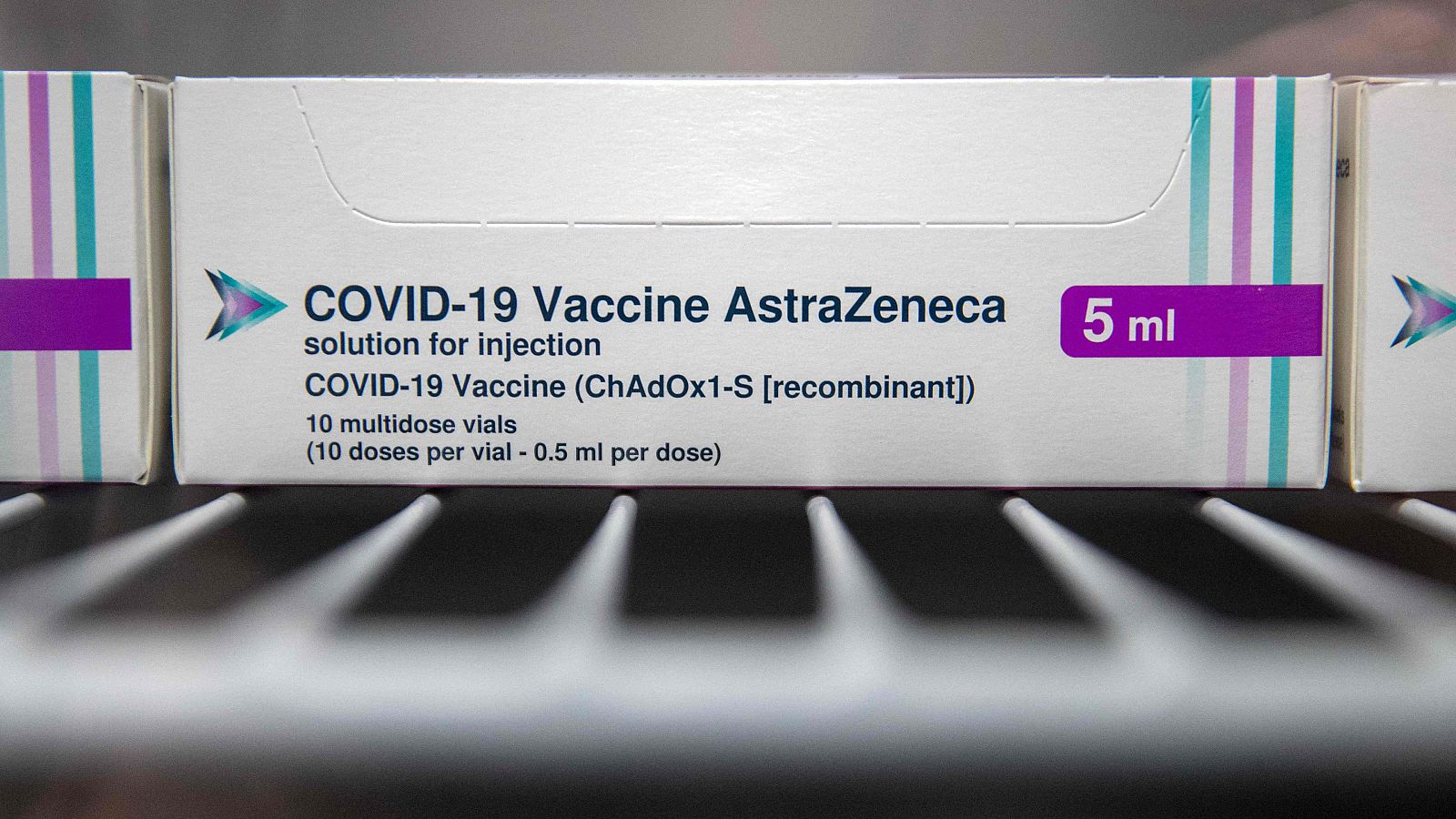 Paquete con diez viales de la vacuna de AstraZeneca, en el interior de un frigorífico.