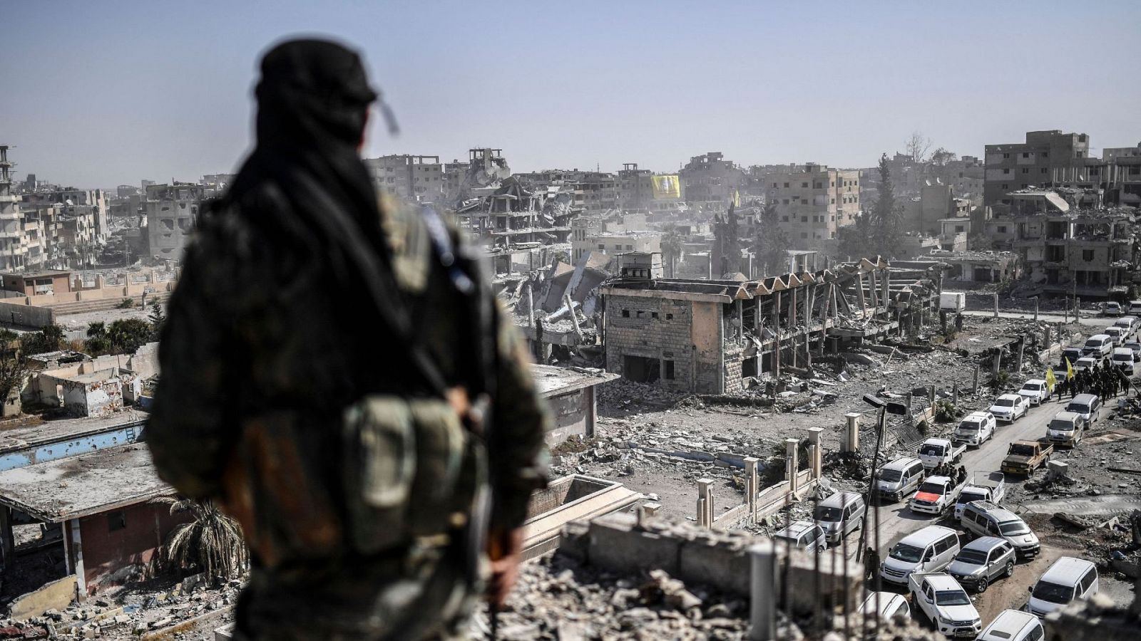 Un combatiente de las Fuerzas Democráticas Sirias hace guardia en una azotea de Raqa