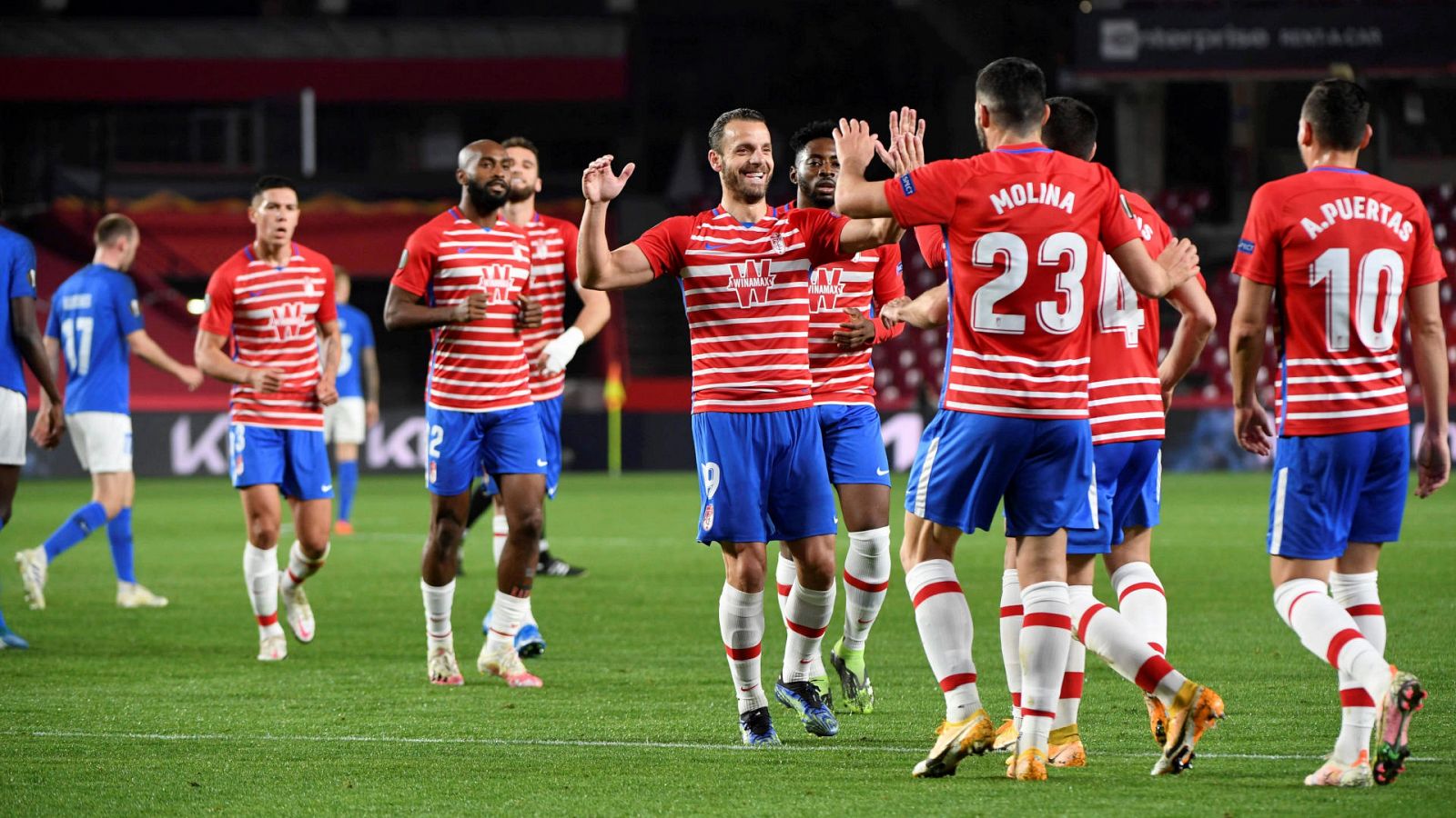 Los jugadores del Granada celebran un gol al Molde
