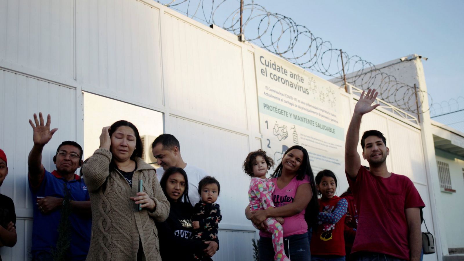 Un grupo de migrantes en el albergue El Buen Samaritano antes de continuar su solicitud de asilo en EE.UU.