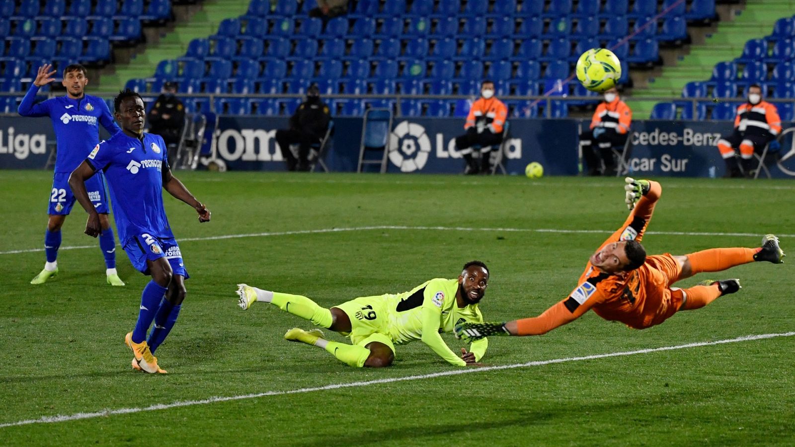 El portero del Getafe, David Soria, le para un gran remate al delantero del Atlético de Madrid, Moussa Dembéle