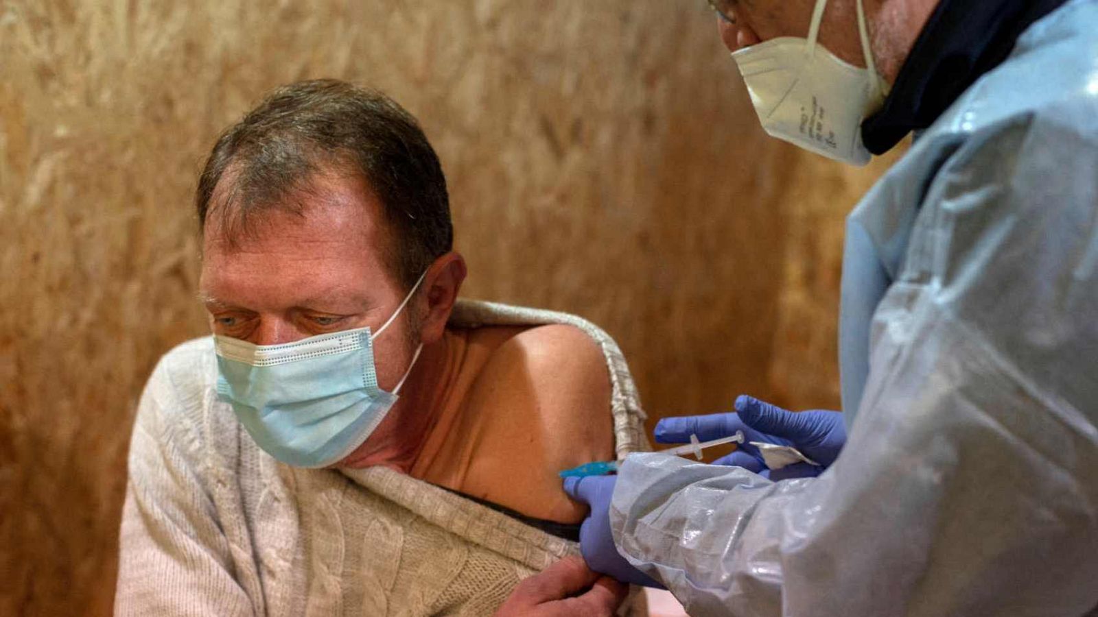 Un hombre recibe la vacuna de AstraZeneca en el recinto ferial Expourense.