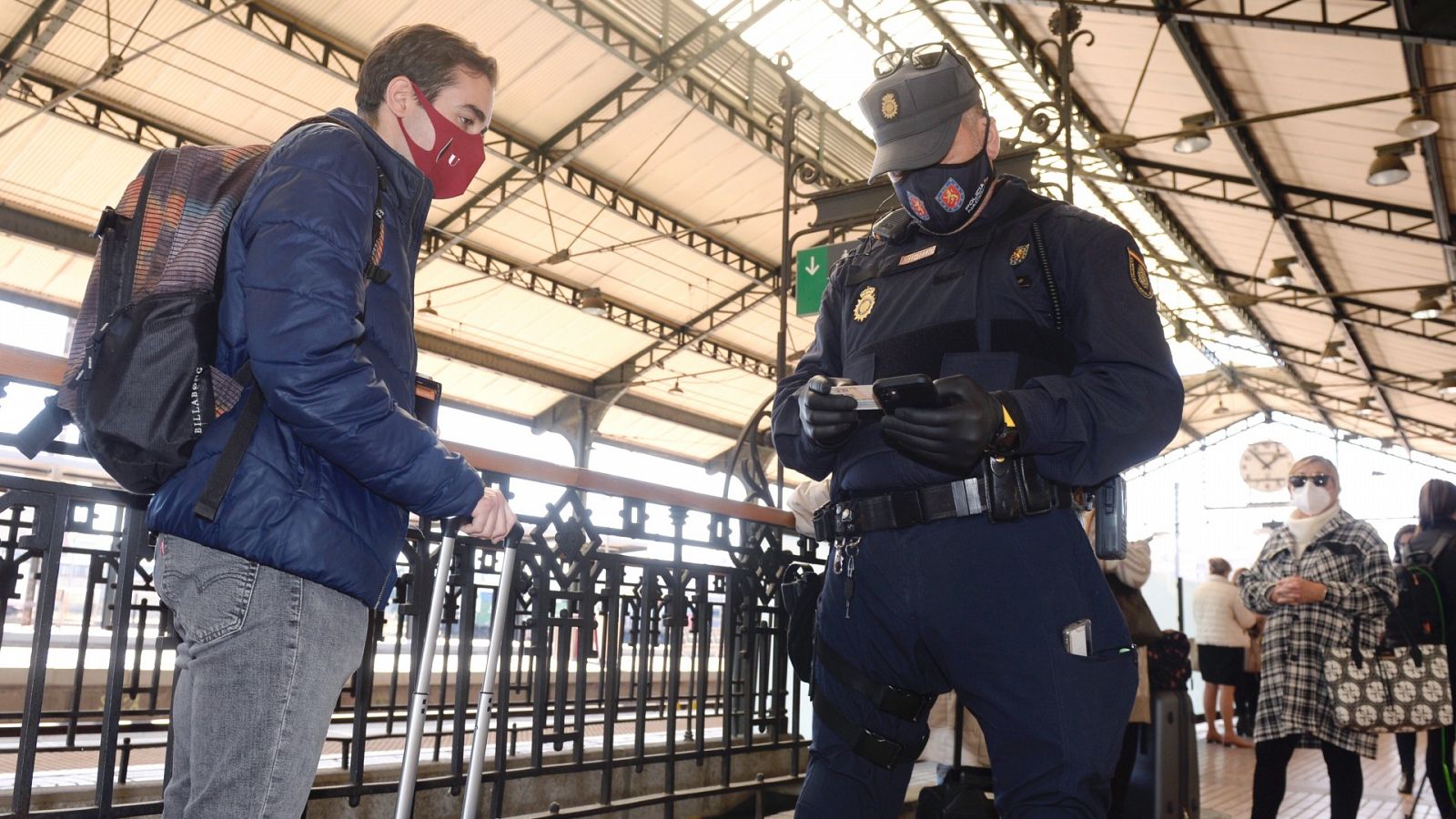La Policía Nacional controla las salidas y llegadas a la estación de trenes de Valladolid