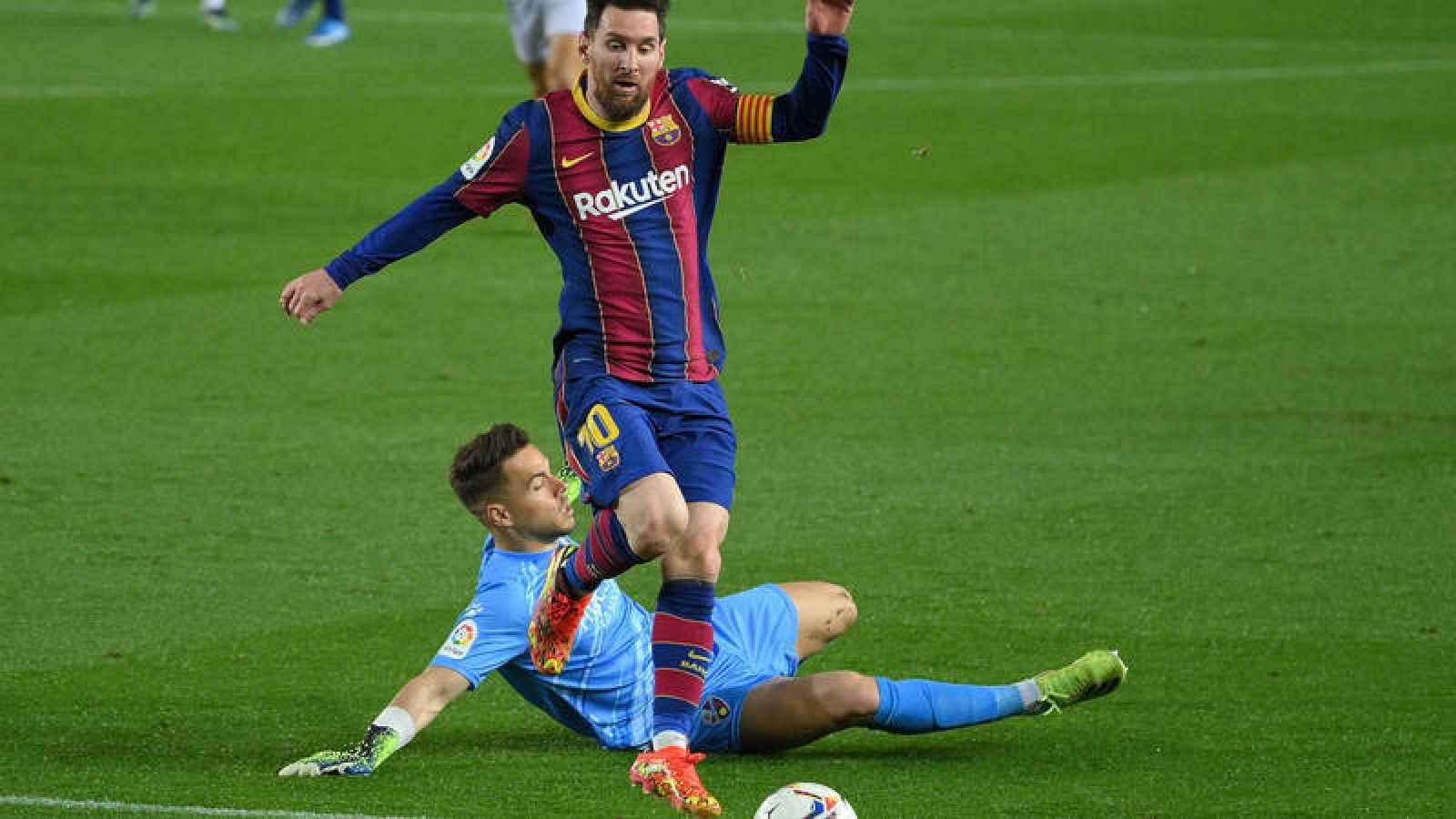 Messi supera al portero del Huesca Álvaro Fernández (por el suelo)