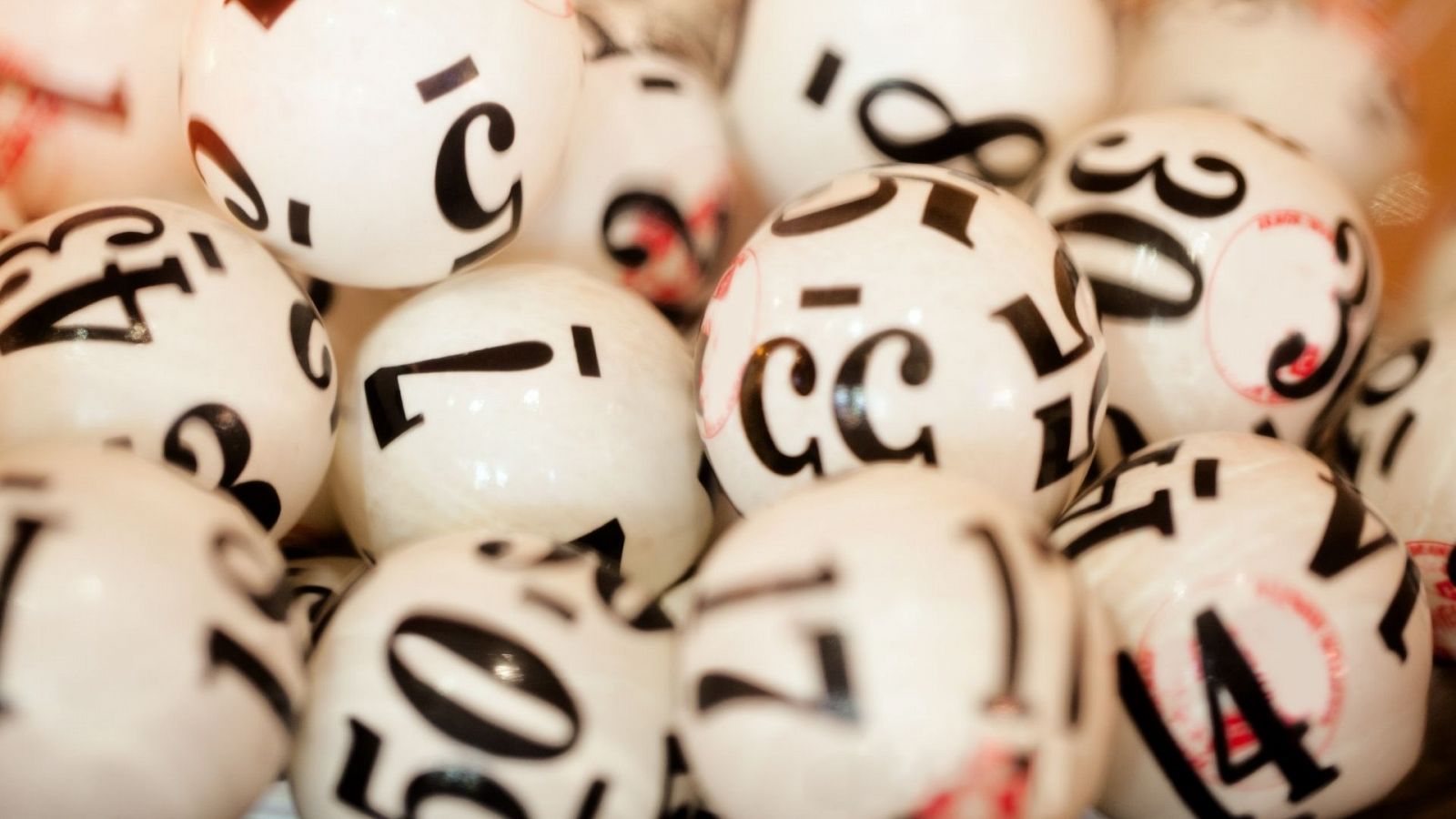 Bolas blancas con números de sorteos y loterías