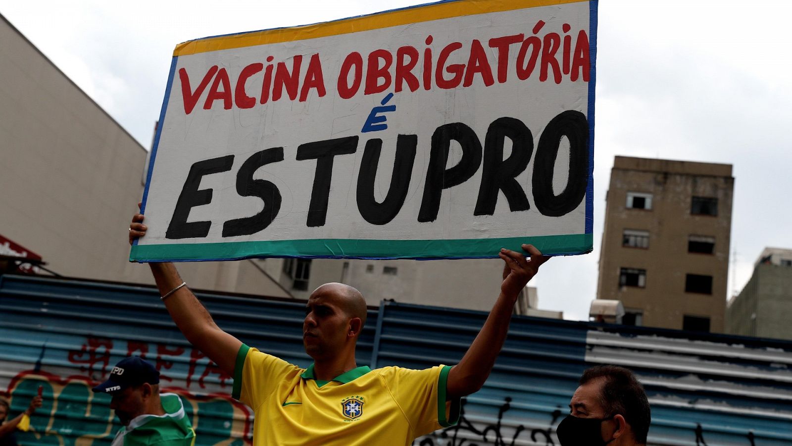 Manifestantes protestan contra el cierre de negocios en el estado más rico y poblado del país, debido al grave repunte de casos y muertes por covid-19, las cuales han puesto su sistema sanitario al borde del colapso en Sao Paulo (Brasil)