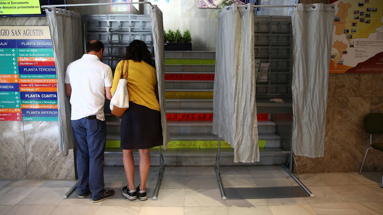 Una pareja prepara sus papeletas para votar en las elecciones autonómicas de Madrid en 2019