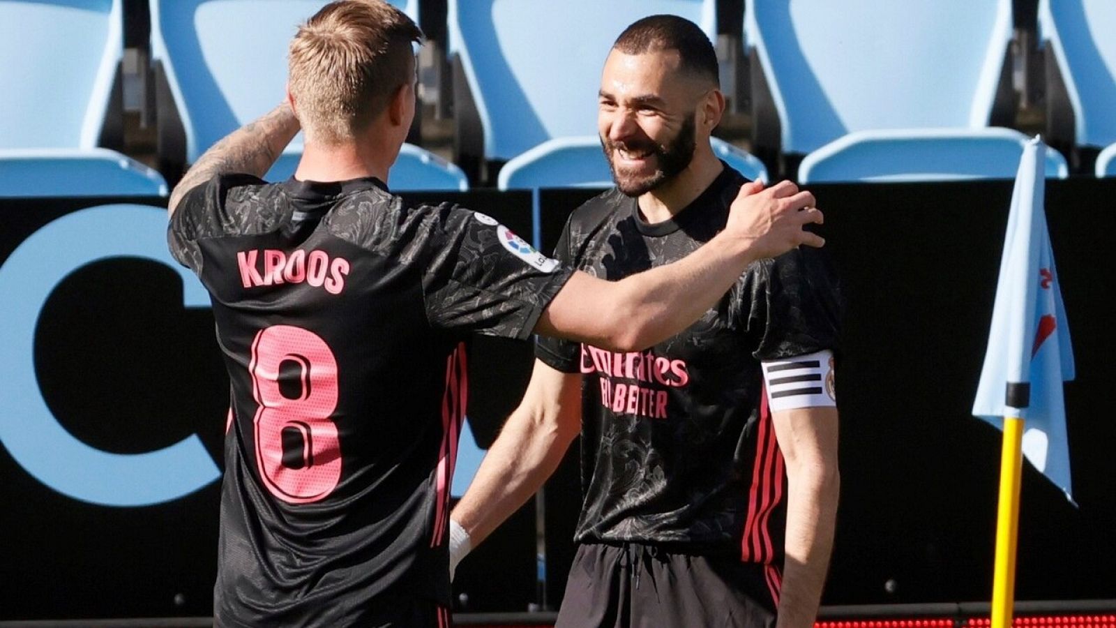 Karim Benzema celebra con Toni Kroos uno de sus goles al Celta de Vigo.