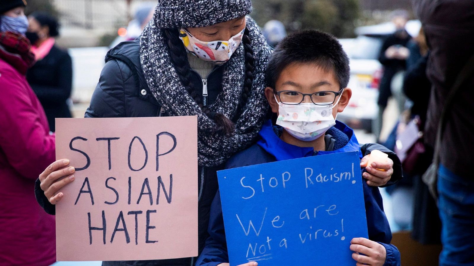 Una madre junto a su hijo participando en una manifestación en Filadelfia (Estados Unidos) para rechazar el racismo contra las personas de origen asiático.