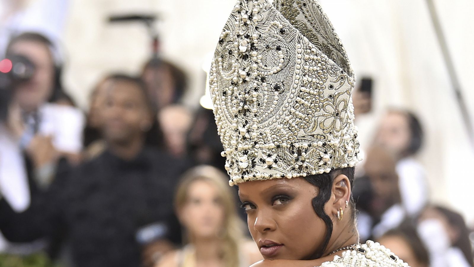 Rihanna, la papisa más sexi, en la gala del MET de 2018.