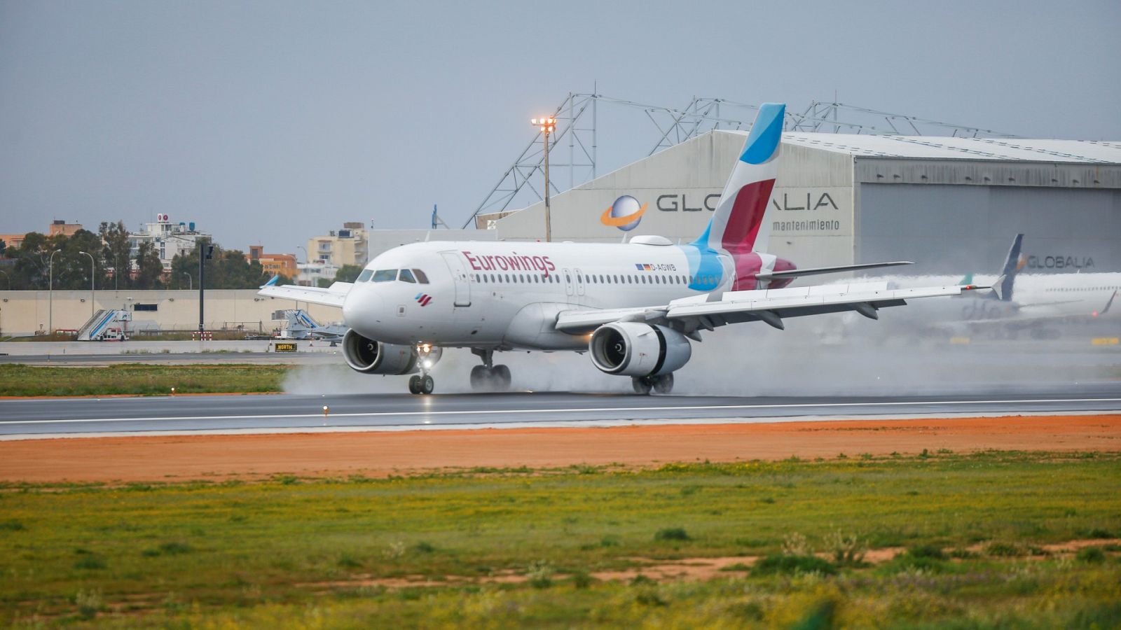 Un avión de la compañía Eurowings aterriza en el aeropuerto de Palma de Mallorca