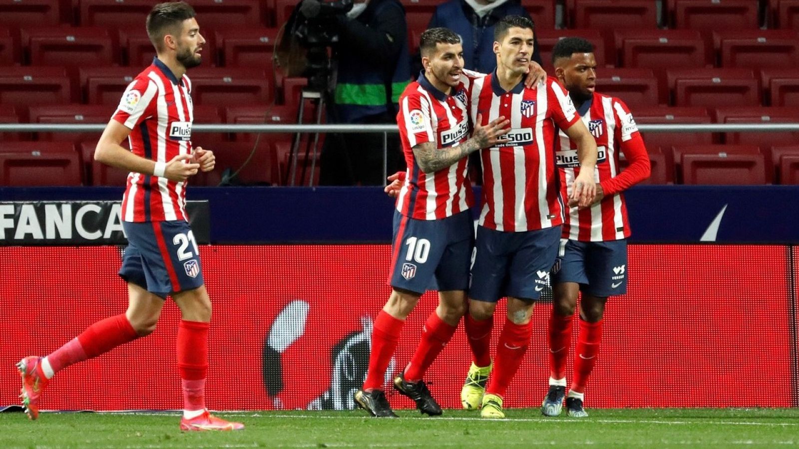 Los jugadores del Atlético celebran el gol de Suárez al Alavés.