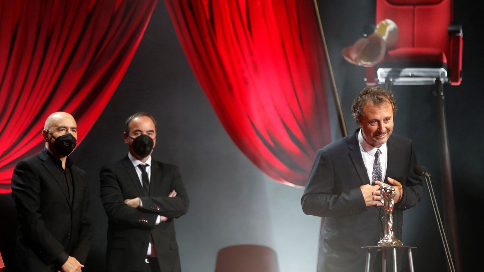 Los productores Raimon Masllorens, Carlos Fernández y Oriol Sala-Patau tras recibir el premio a la Mejor Película por 'La vampira de Barcelona'