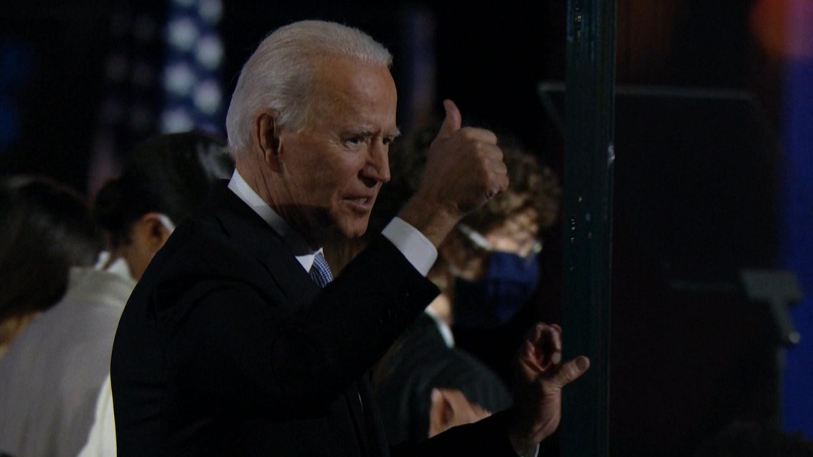 Biden celebrando que se convierte en presidente de los EE.UU. con un gesto de victoria