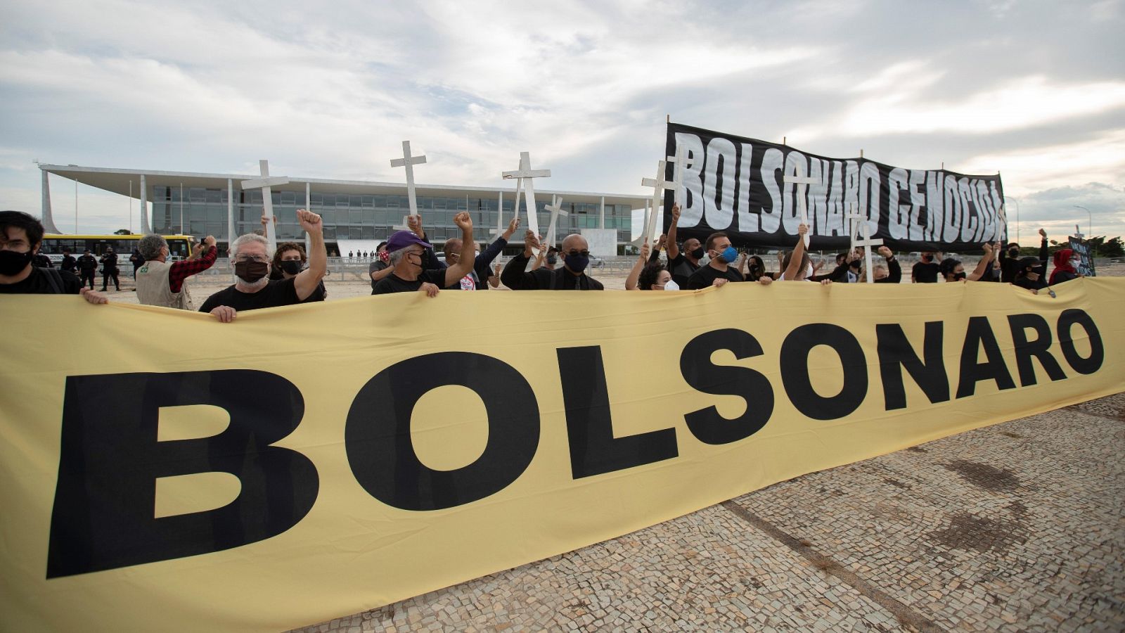 Varias personas levantan cruces durante una manifestación contra el presidente de Brasil, Jair Bolsonaro, frente al Palacio de Planalto, en Brasilia (Brasil)