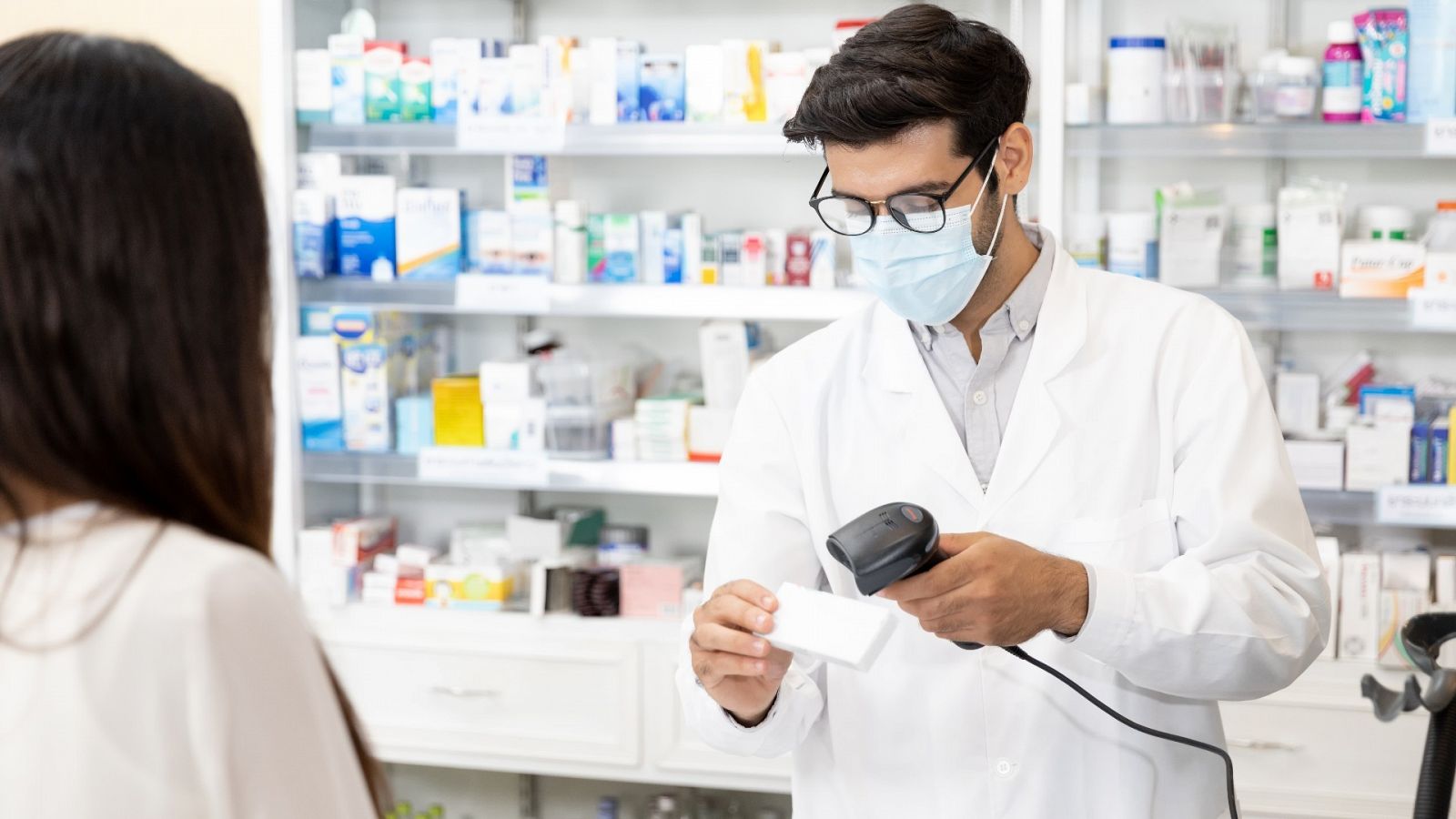 Una joven compra en una farmacia