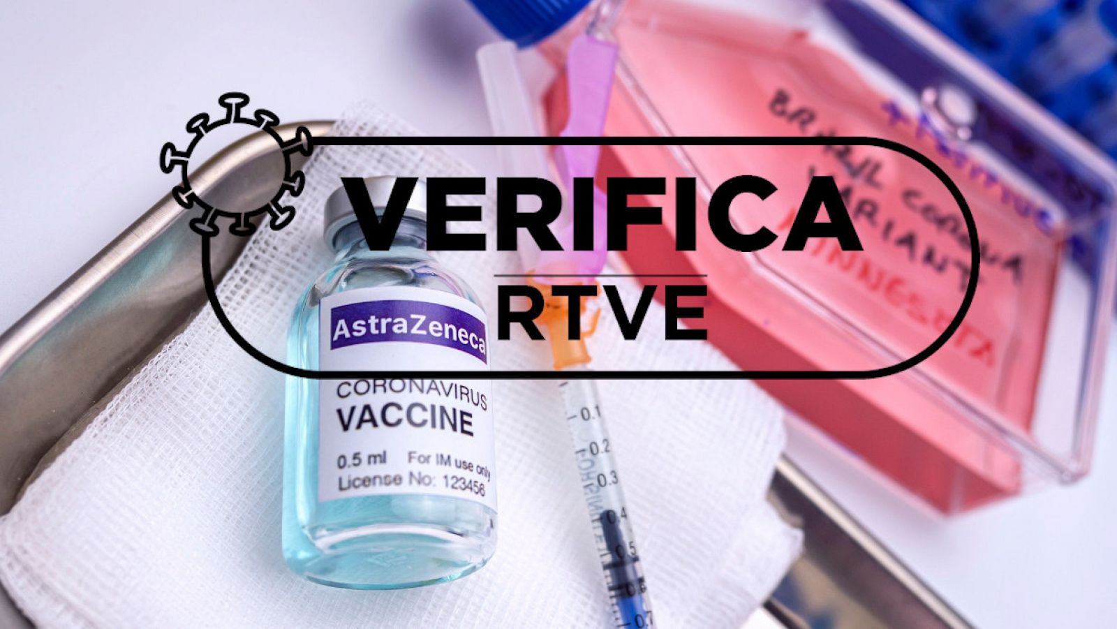 Envase con la vacuna de AstraZeneca junto a una jeringuilla y sobre la imagen el sello de VerificaRTVE.