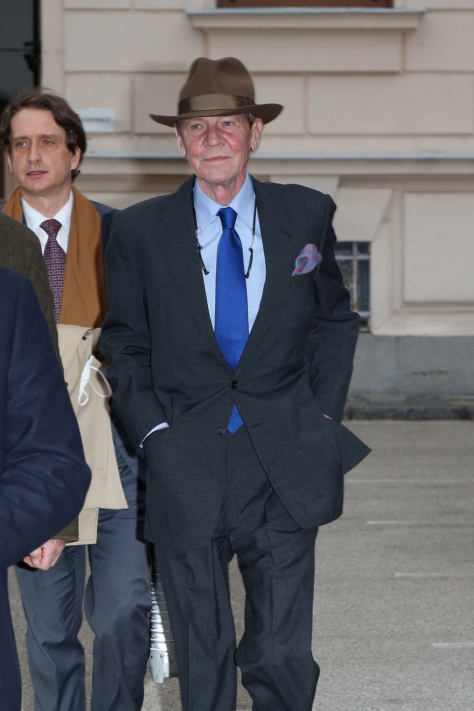 Ernesto de Hannover sale de su juicio en Austria vestido de traje y con un sombrero