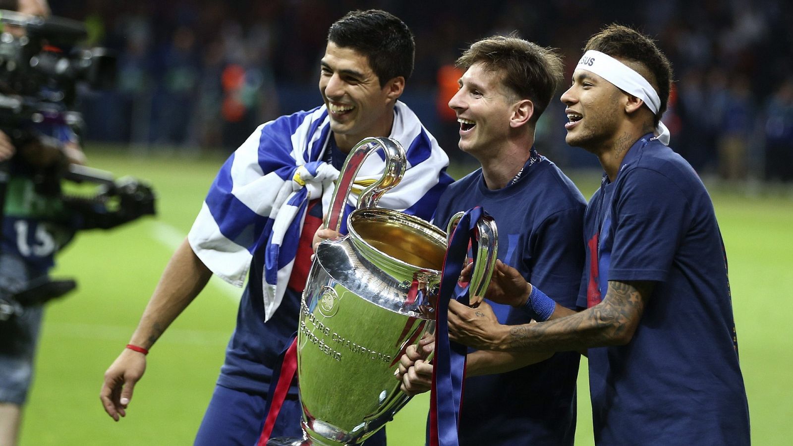 Luis Suárez (i), Leo Messi (c) y Neymar Jr (d) con la última Champions conquistada por el FC Barcelona en 2015