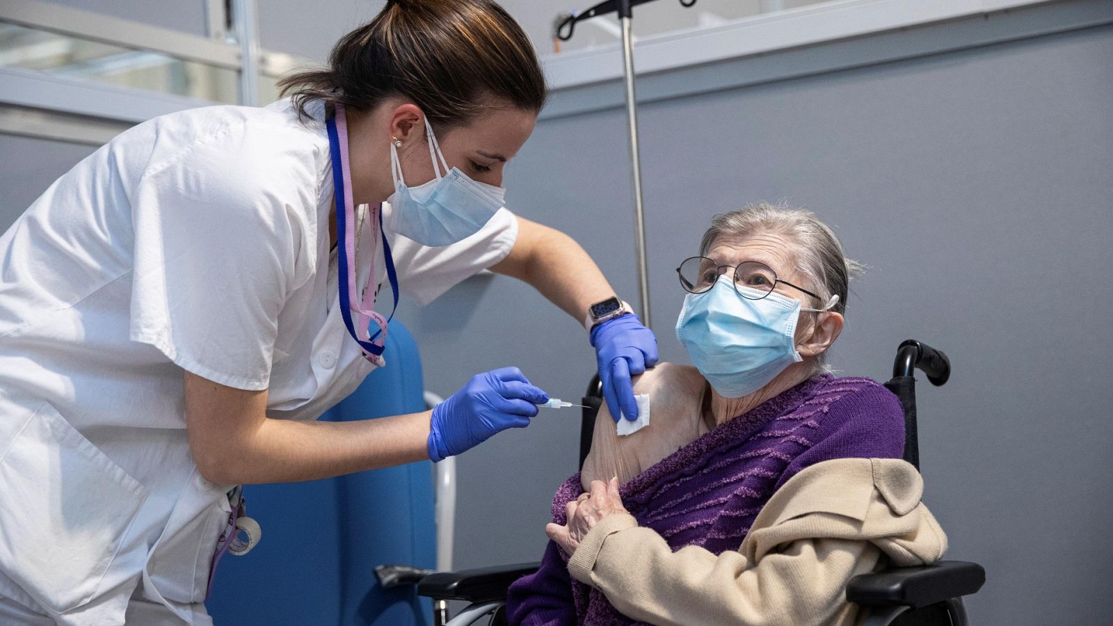 Una mujer de 92 años recibe la vacuna contra la COVID-19 en el Hospital Isabel Zendal de Madrid.
