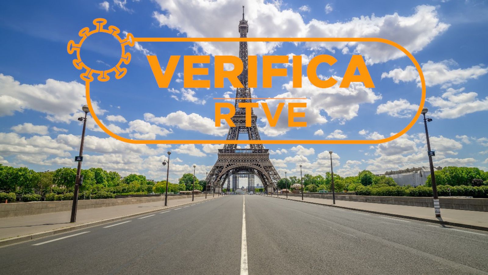 Fotografía de la Torre Eiffel con las calles vacías y el sello de VerificaRTVE