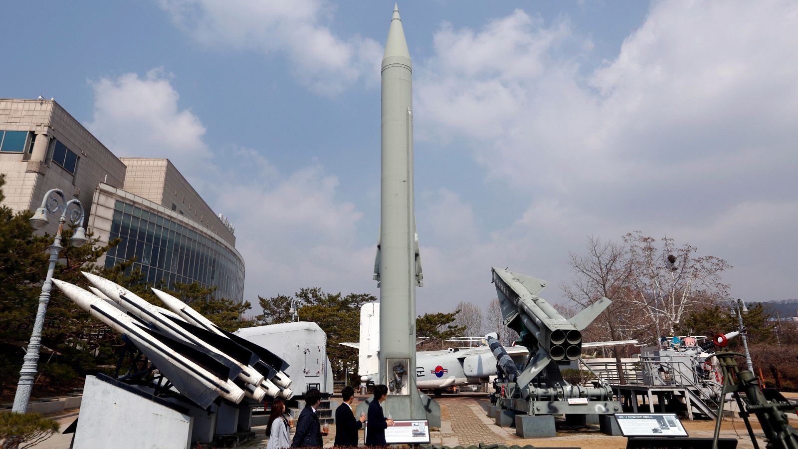 Los surcoreanos miran un misil balístico táctico Scud-B de Corea del Norte (C) en exhibición en el Museo Conmemorativo de la Guerra de Corea en Seúl, Corea del Sur.