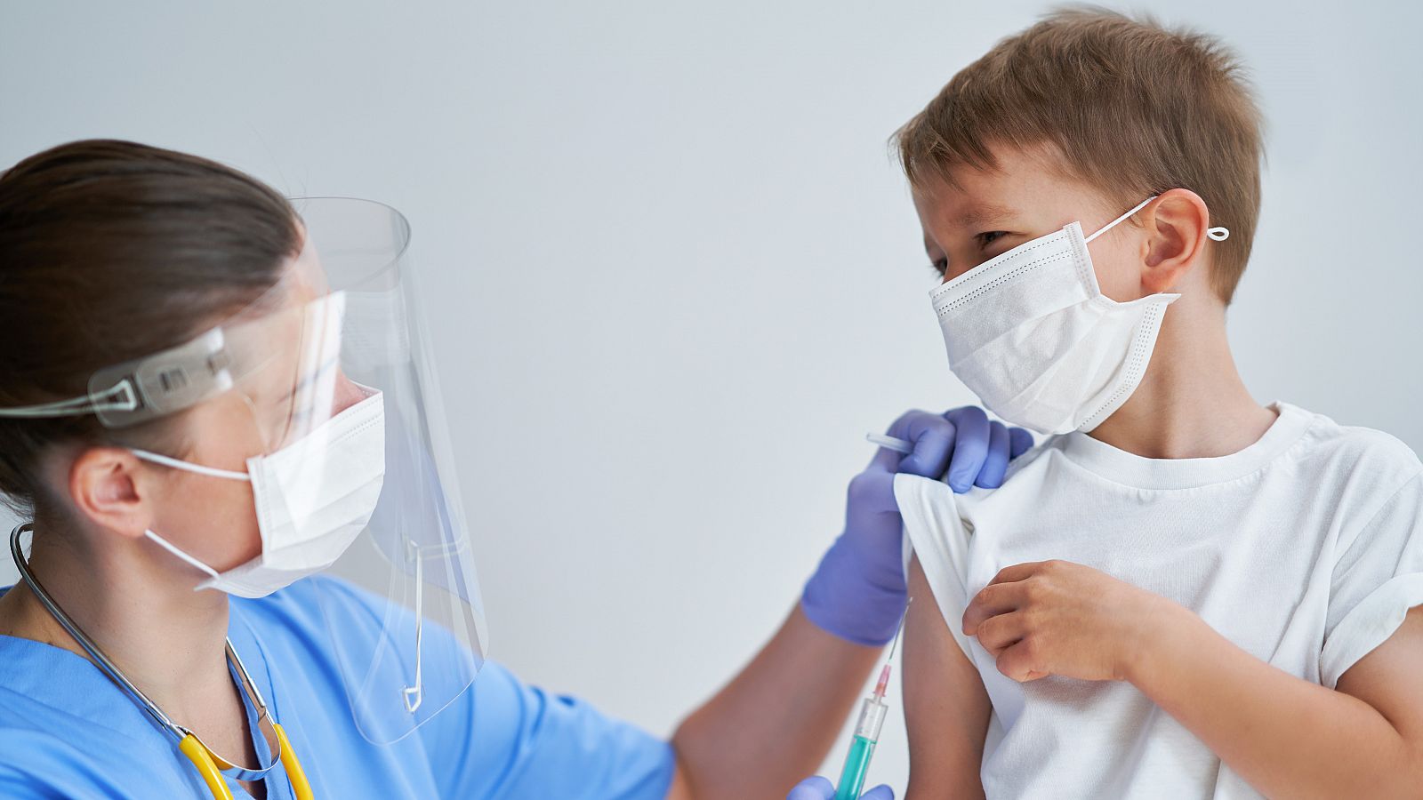 Según los expertos, la inmunización de niños es esencial para poner fin a la pandemia de coronavirus.