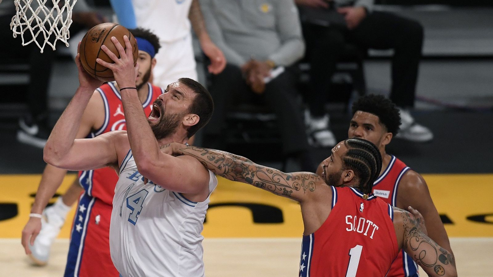 Marc Gasol busca anotar en la pintura ante Scott