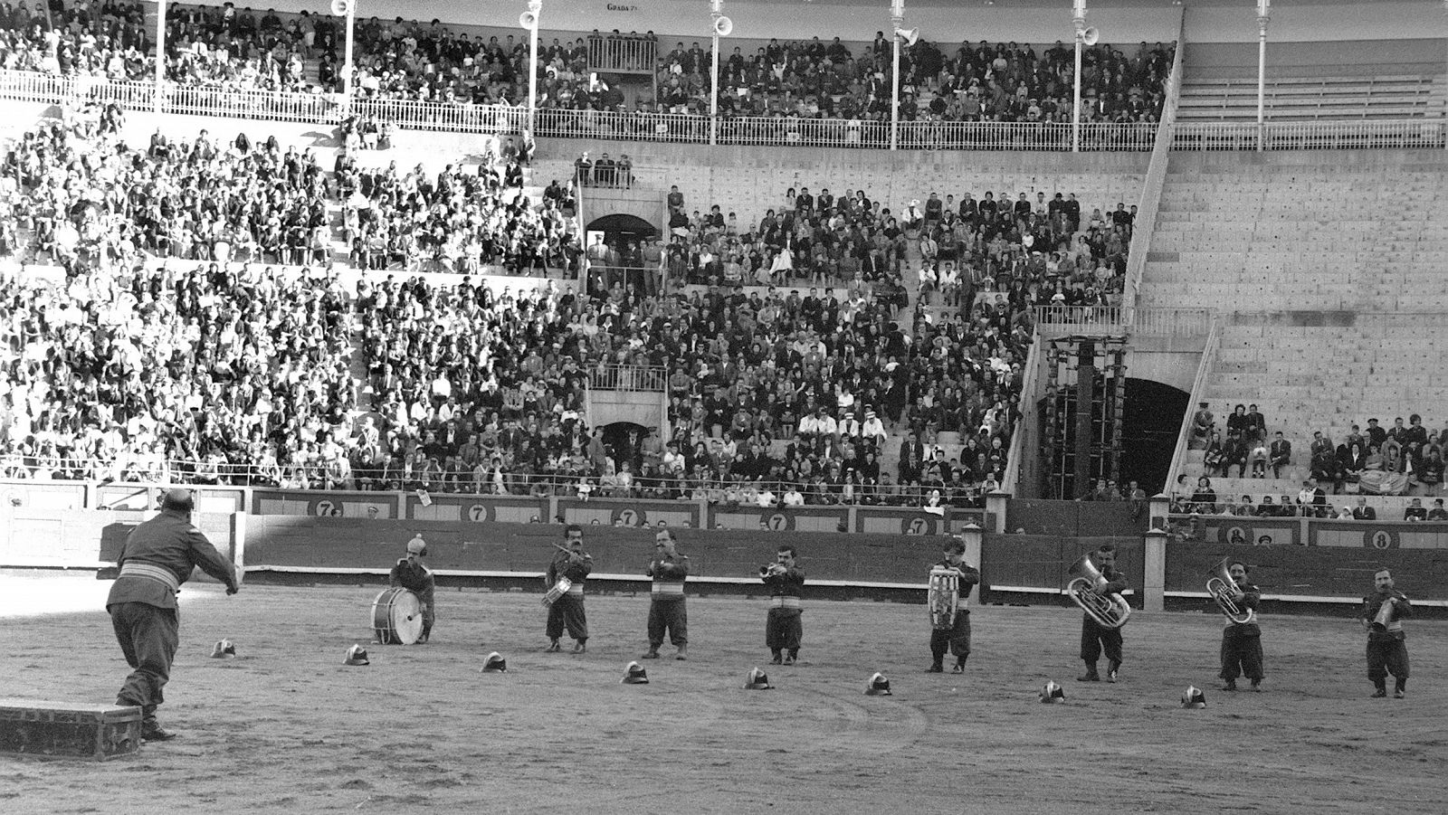 Actuación del espectáculo cómico taurino "El Bombero Torero" celebrado en la plaza de las Ventas en 1964