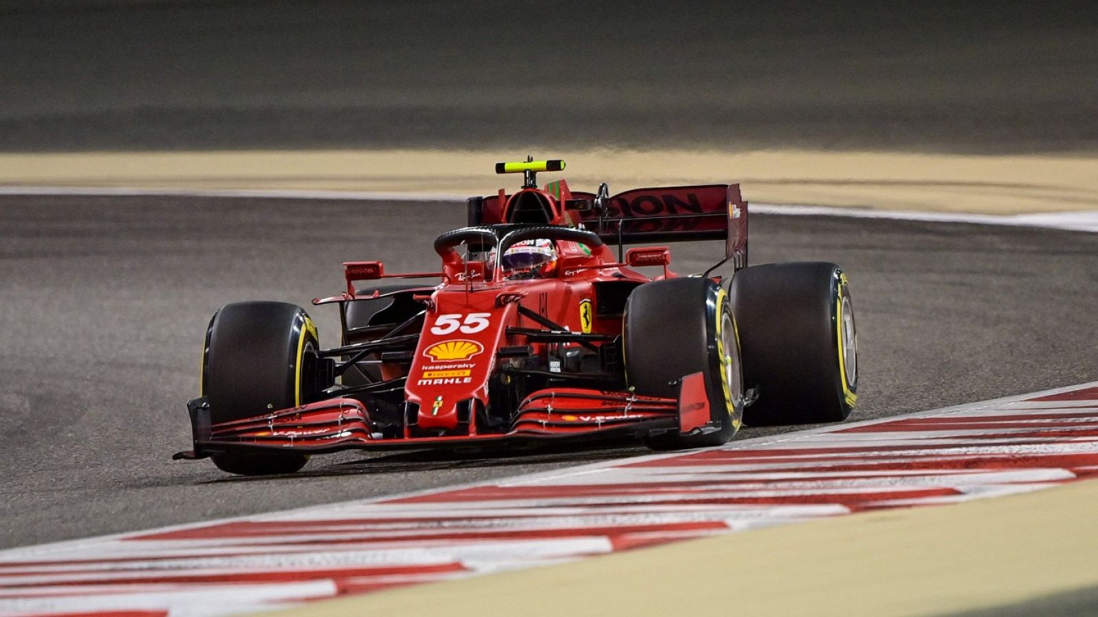 El Ferrari de Carlos Sainz durante los entrenamientos del GP de Baréin