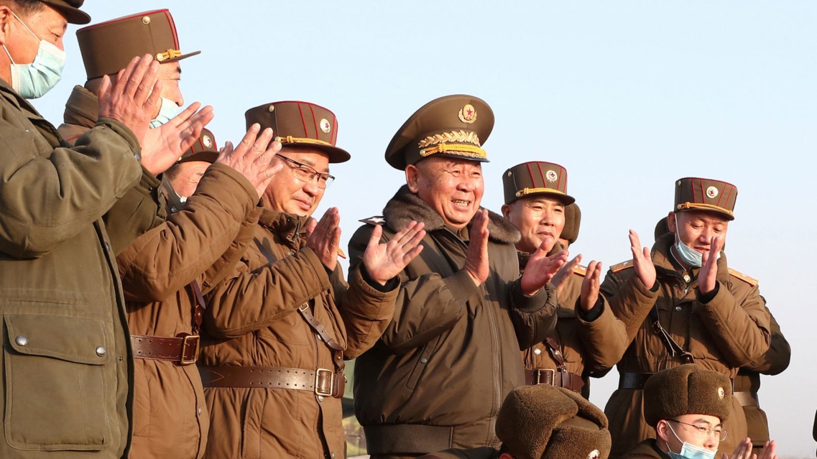 El mariscal norcoreano Ri Pyong-chol (3º derecha) aplaudiendo tras el lanzamiento de dos misiles por parte de Pyongyang el jueves 25 de marzo de 2021.